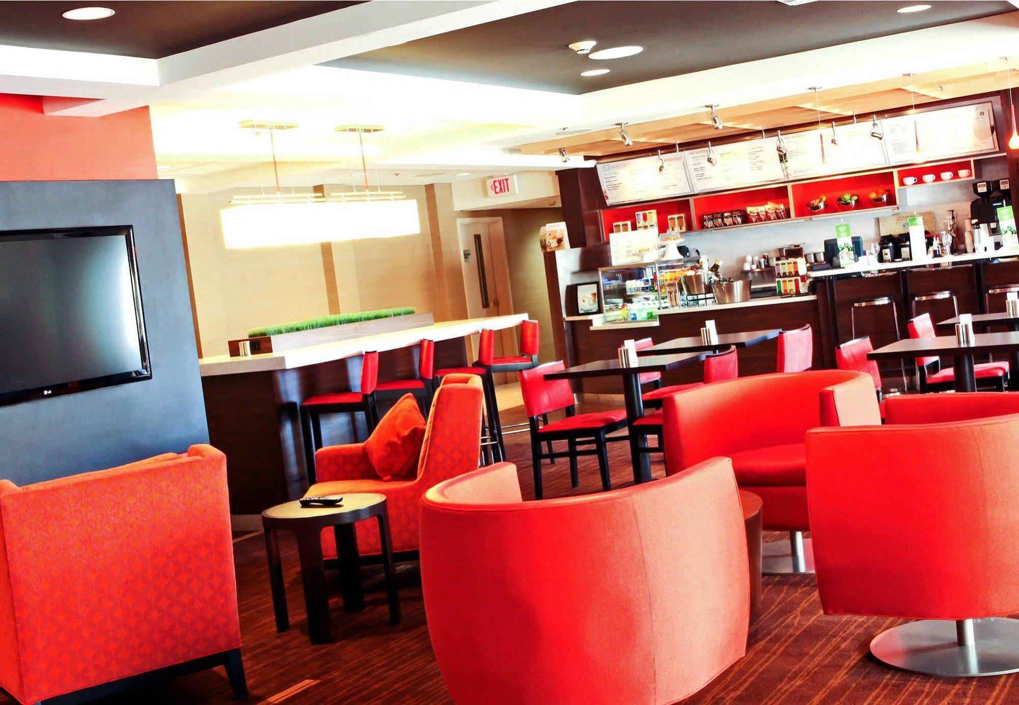Courtyard Detroit Brighton Hotel Restaurant photo